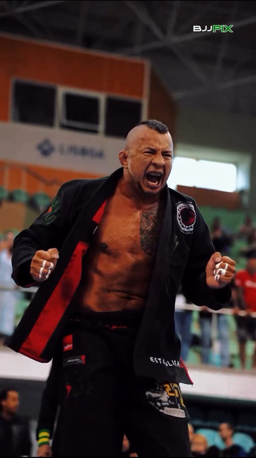 Juliano Alicate comemorando durante campeonato