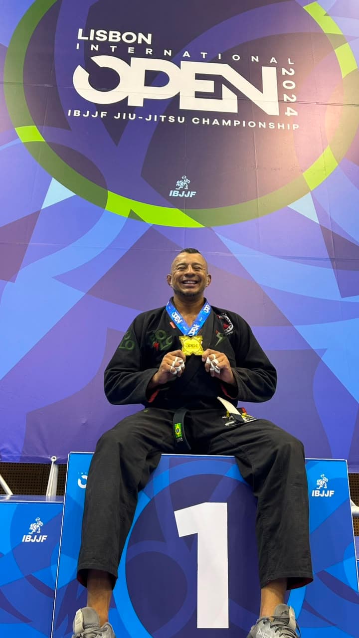 Juliano Alicate com a medalha de ouro no Lisbon International Open 2024 da IBJJF