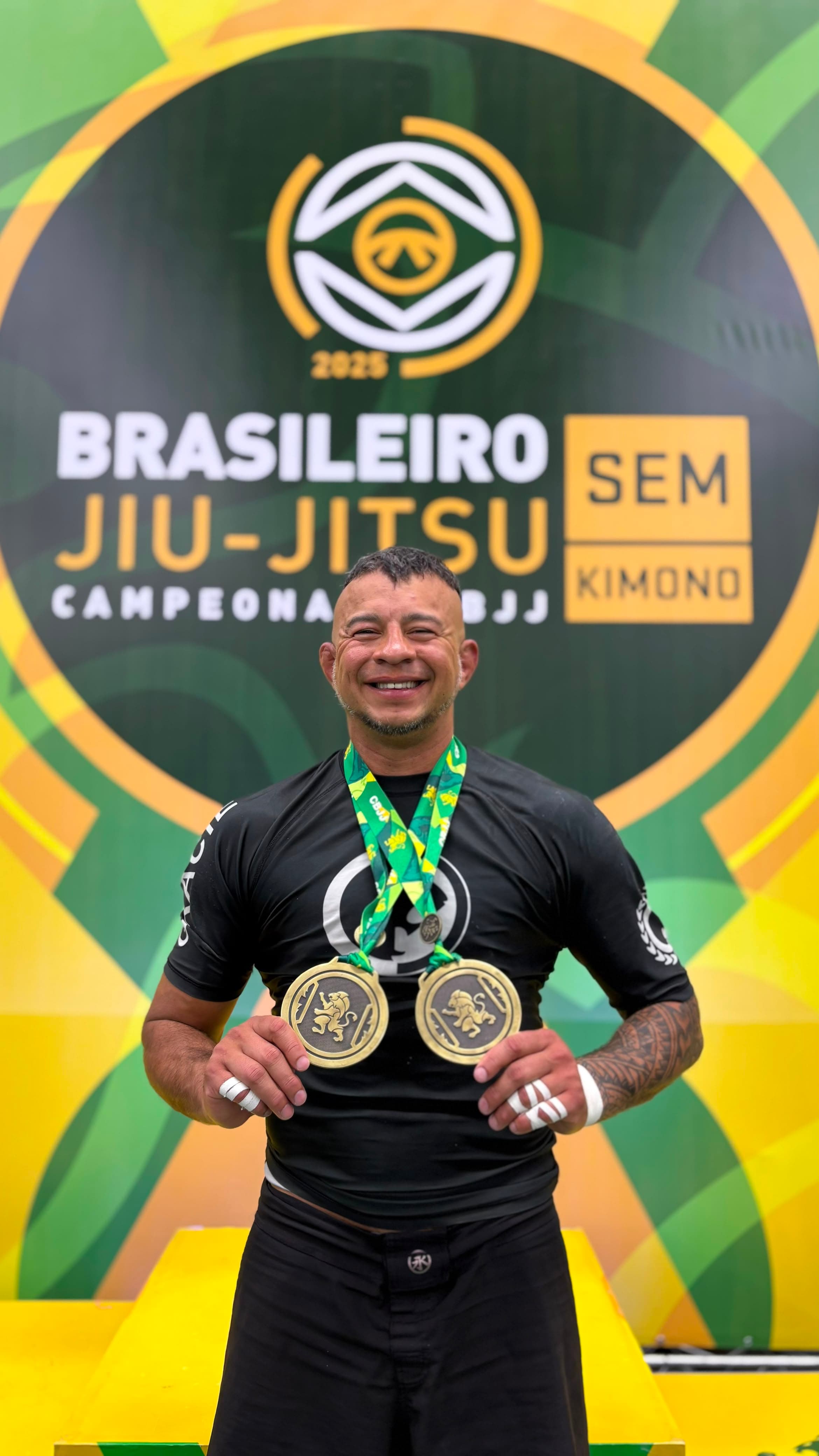 Juliano Alicate no pódio do Brasileiro CBJJ Sem Kimono 2025 com duas medalhas de ouro